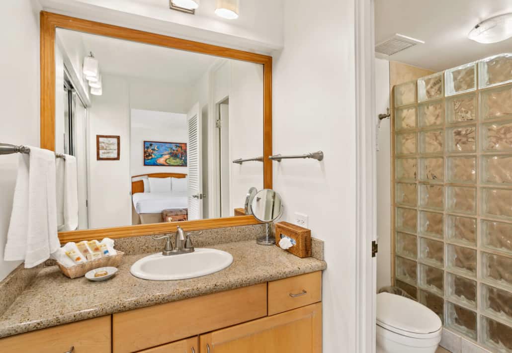 aston-maui-kaanapali-villas-hotel-room-deluxe-bathroom-1440x993-1-1030x710