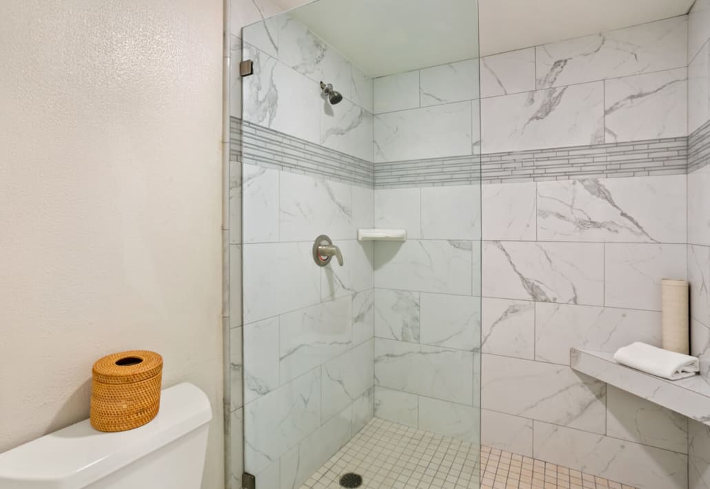 aston-maui-kaanapali-villas-studio-ocean-view-shower_1440x993-1030x710