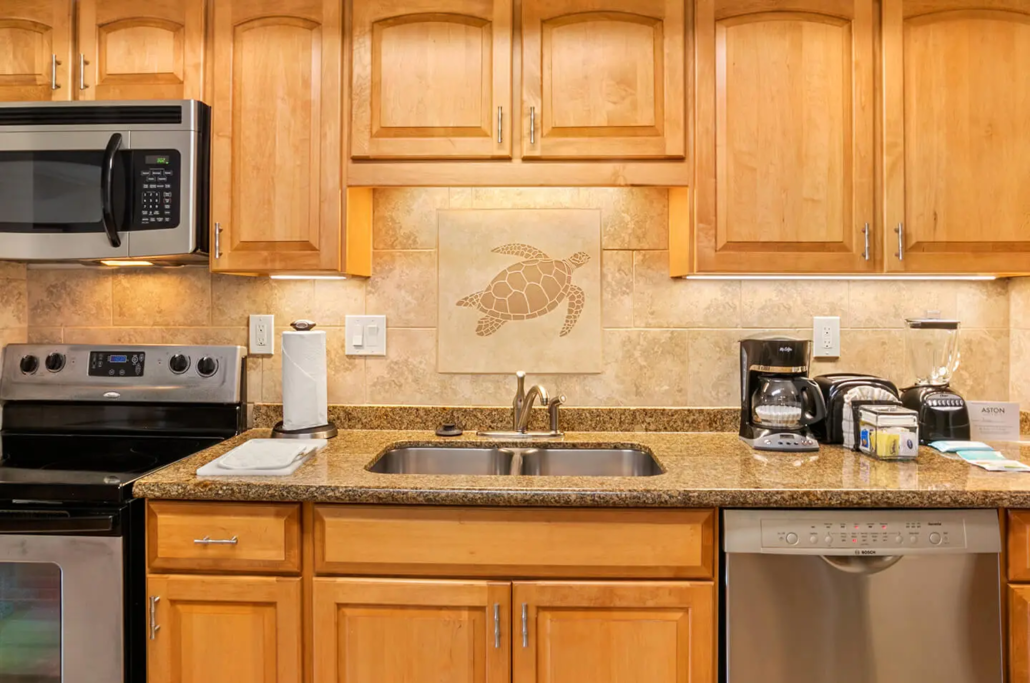 aston-maui-kaanapali-villas-rooms-1bdr-oceanview-kitchen