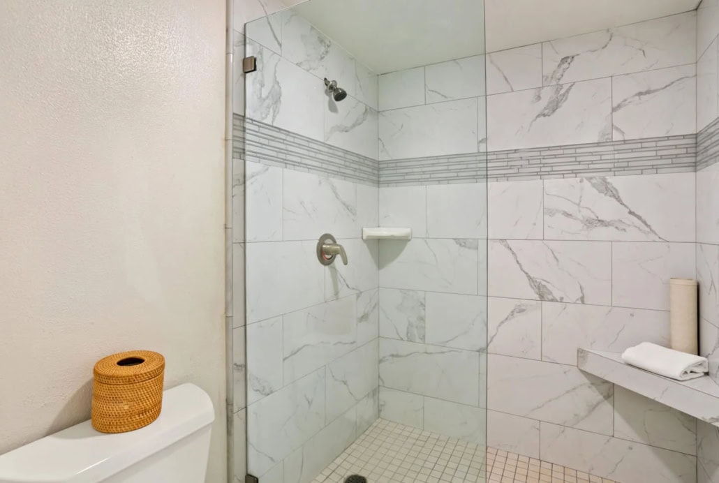 aston-maui-kaanapali-villas-studio-ocean-view-shower_1440x968